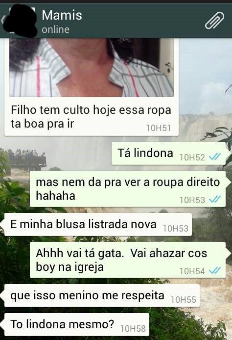 mãe usando whatsapp