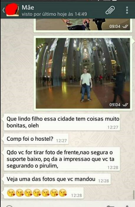mãe usando whatsapp
