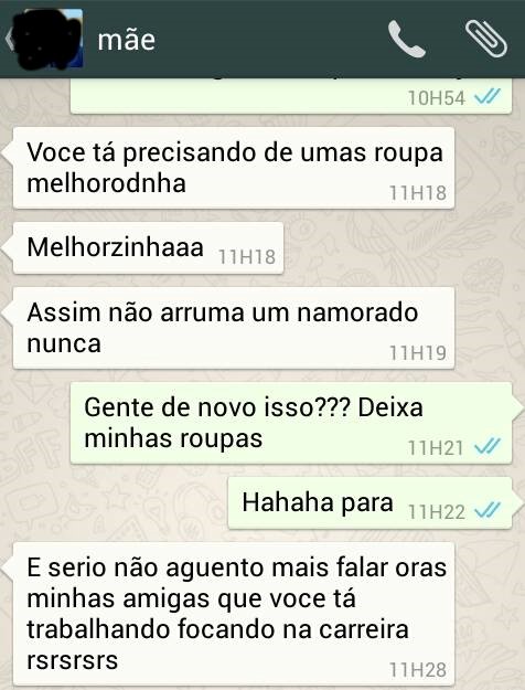 mãe usando whatsapp