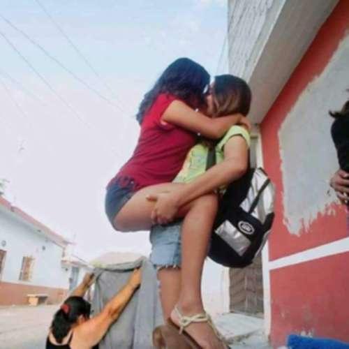 pedindo ajuda na internet pra tirar o cachorro da foto