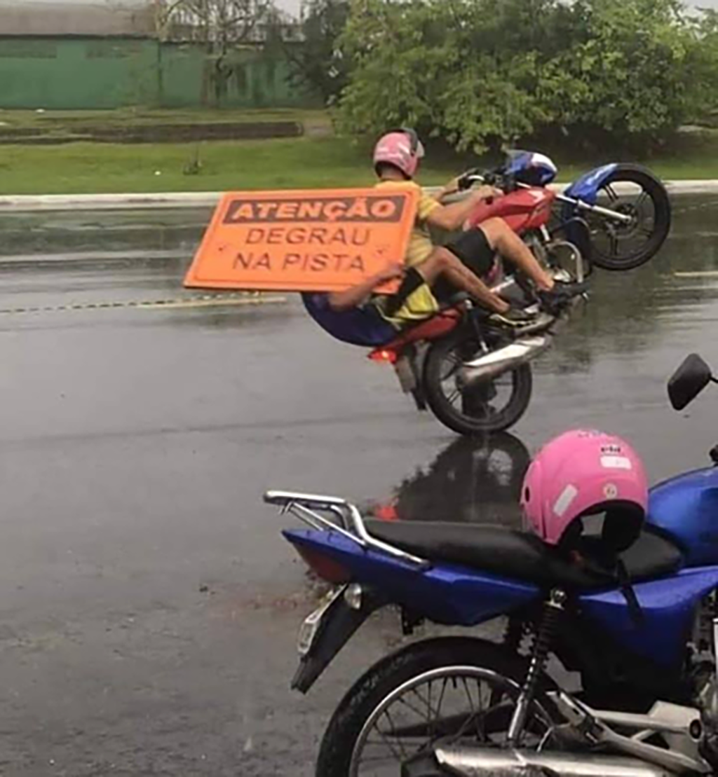 dando um grau na moto