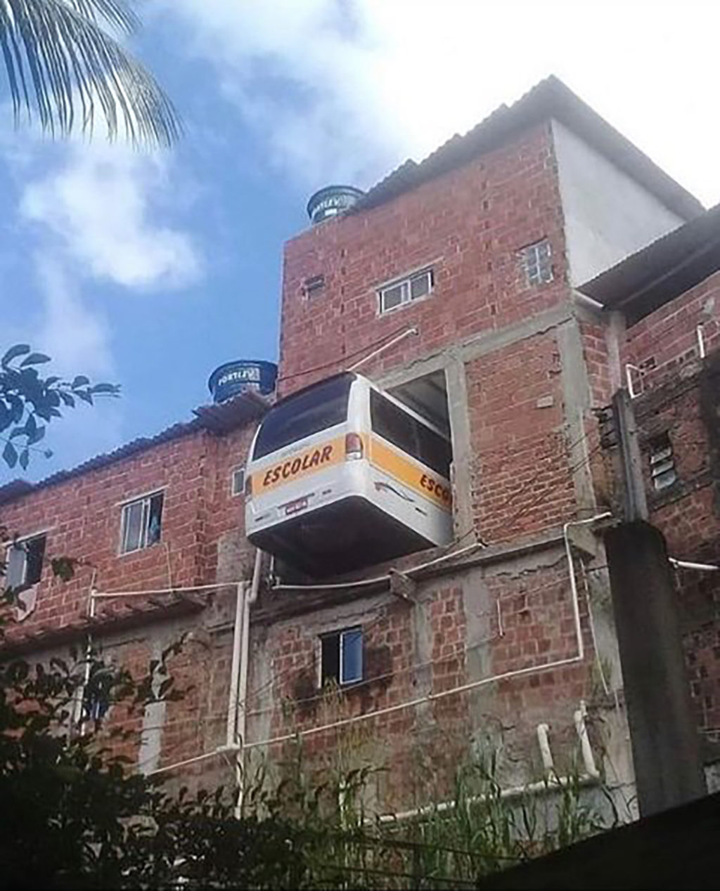 motorista de ônibus perde controle e invade residência