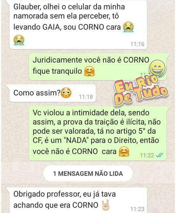olhando o celular da namorada