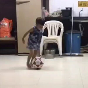 Eis que nasce uma lenda do futebol